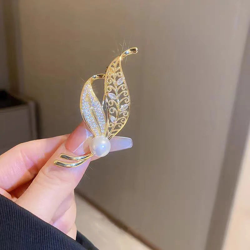 Sleek Silver Snake Brooch Pin with Full Rhinestones | Unisex Sparkling Crystal Serpent Lapel Badge for Suits, Jackets & Scarves | Luxury Animal Jewelry Gift for Women & Men